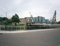 116194 Gezicht op de fabriek van Central Soya (Cereol, Everard Meijsterlaan 3) te Utrecht, met op de voorgrond het ...